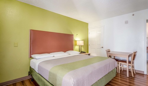 Chambre Standard, 1 très grand lit, non-fumeurs, réfrigérateur et four à micro-ondes