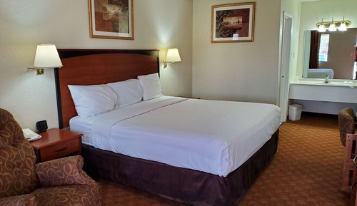 Chambre Deluxe, 1 très grand lit, fumeurs, réfrigérateur et four à micro-ondes