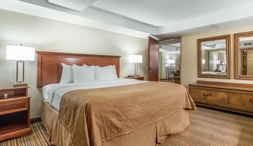 Chambre, 1 très grand lit, accessible aux personnes à mobilité réduite, non-fumeurs
