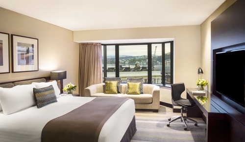 Chambre Premium, 1 très grand lit, accès au salon club, vue port