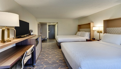 Chambre, 2 grands lits, accessible aux personnes à mobilité réduite, vue golf (Communications)