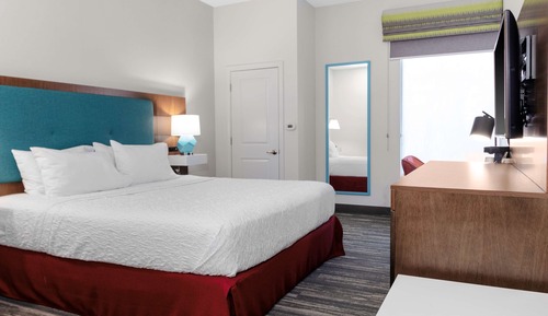 Chambre, 1 très grand lit, accessible aux personnes à mobilité réduite, baignoire