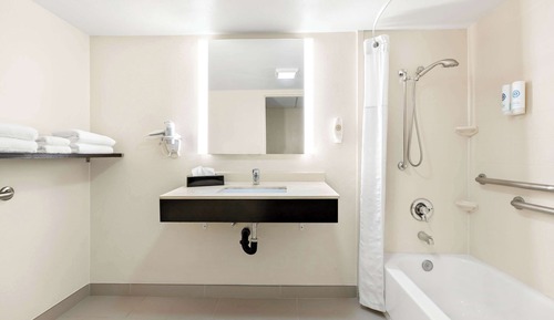 Chambre, 1 très grand lit, accessible aux personnes à mobilité réduite, non-fumeurs (Accessible Tub)