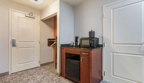 Chambre, 1 très grand lit, accessible aux personnes à mobilité réduite (Mobility & Hearing)