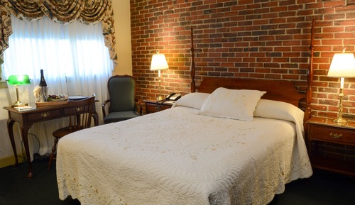 Standard Room, 1 Queen Bed, Second Floor, Above Lounge