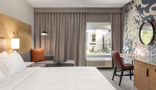 Chambre, 1 très grand lit, vue cour intérieure