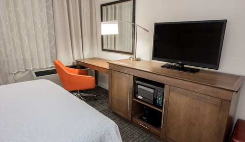 Chambre, 2 grands lits, réfrigérateur et four à micro-ondes