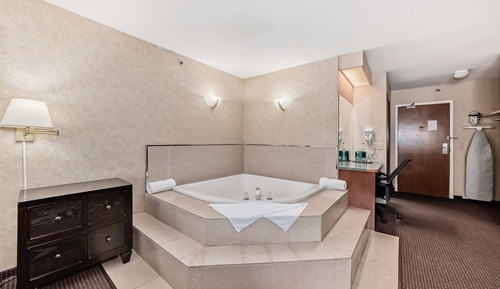 Chambre Exécutive, 1 très grand lit, fumeurs, baignoire à jets