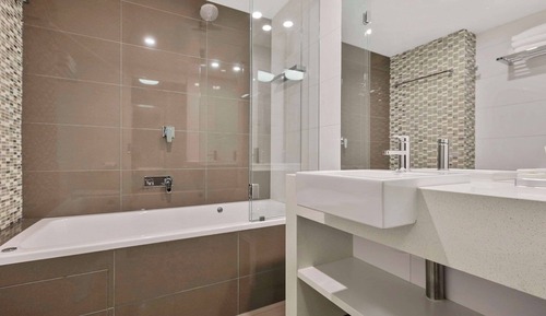 Chambre Deluxe, 1 grand lit, baignoire à jets