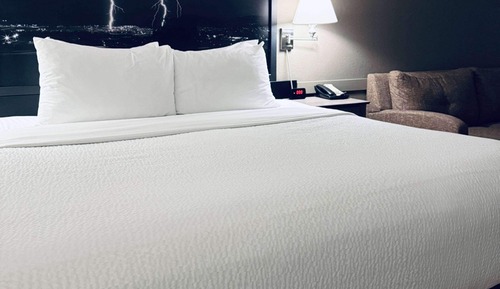 Chambre, 1 très grand lit, accessible aux personnes à mobilité réduite, non-fumeurs