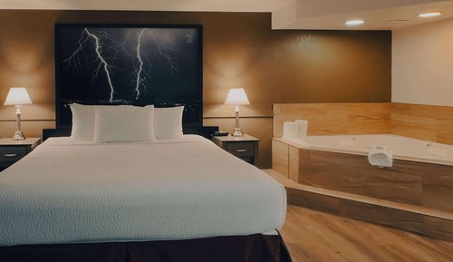 Chambre, 1 très grand lit, bain à remous