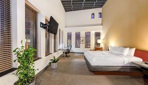 Suite, 1 très grand lit (One Bedroom Loft Suite King)