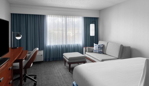 Chambre, 1 très grand lit et 1 canapé-lit, non-fumeurs (Mobility/Hearing Access, Roll-In Shwr)