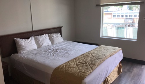 Chambre, 1 très grand lit, fumeurs