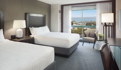 Chambre, 2 grands lits, vue baie