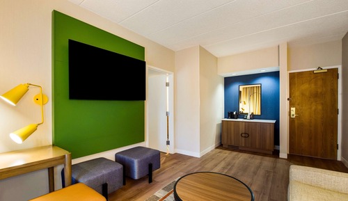 Suite, 1 très grand lit, accessible aux personnes à mobilité réduite (Hearing One Bedroom)