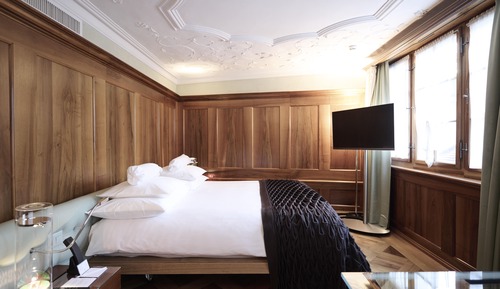 Courtyard Suite with Spa Shower