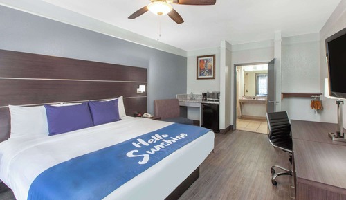 Chambre, 1 très grand lit, fumeurs (Mobility/Hearing, Bathtub w/grab bars)
