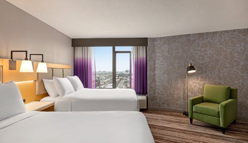 Chambre Standard, 2 grands lits, accessible aux personnes à mobilité réduite (Roll-In Shower)