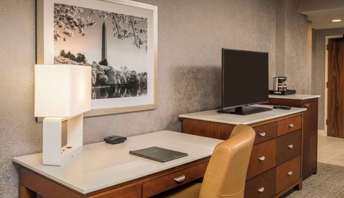 Chambre, accessible aux personnes à mobilité réduite, baignoire