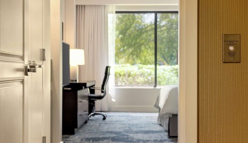 Chambre, 1 très grand lit, accessible aux personnes à mobilité réduite, balcon (Hearing)