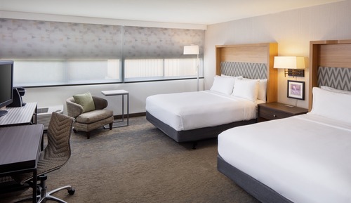 Chambre Standard, 2 grands lits, accessible aux personnes à mobilité réduite (Mobility Tub)