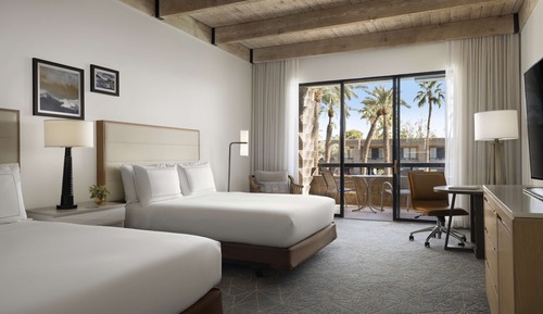 Chambre, 2 grands lits, balcon, vue piscine