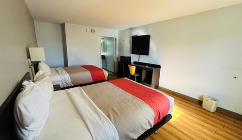 Chambre, 2 lits doubles, baignoire accessible aux personnes à mobilité réduite, non-fumeurs