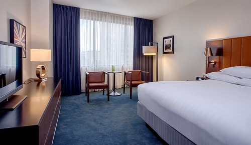 Chambre, 1 très grand lit, accessible aux personnes à mobilité réduite, baignoire