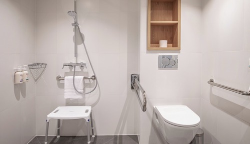Chambre Standard, 1 grand lit, baignoire accessible aux personnes à mobilité réduite