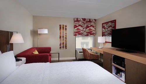 Chambre, 1 très grand lit, réfrigérateur et four à micro-ondes
