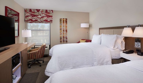 Chambre, 2 grands lits, accessible aux personnes à mobilité réduite, baignoire