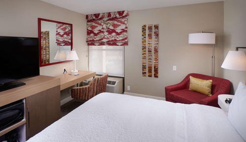 Studio, 1 très grand lit, accessible aux personnes à mobilité réduite (Roll-In Shower)