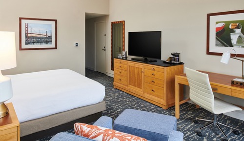 Chambre, 1 très grand lit, accessible aux personnes à mobilité réduite, baignoire