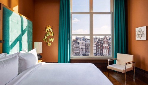 Suite (The Ravestijn Gallery Suite)