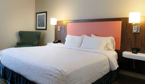 Chambre, 1 très grand lit, accessible aux personnes à mobilité réduite, baignoire