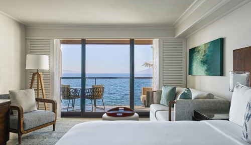 Chambre, 1 très grand lit, balcon, en front de mer