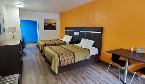 Chambre, 2 grands lits, accessible aux personnes à mobilité réduite, fumeurs (Mobility Accessible)