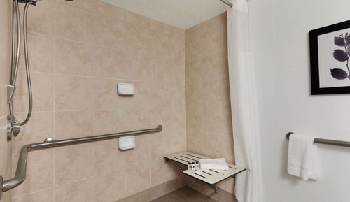 Chambre, 1 très grand lit, accessible aux personnes à mobilité réduite, non-fumeurs