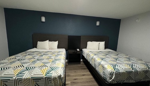 Chambre Deluxe, 2 grands lits, non-fumeurs, réfrigérateur et four à micro-ondes