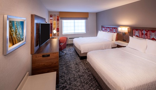 Chambre, 2 grands lits, réfrigérateur et four à micro-ondes