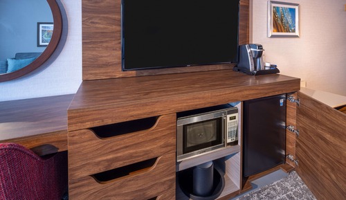 Chambre, 1 très grand lit, accessible aux personnes à mobilité réduite (Roll-In Shower)