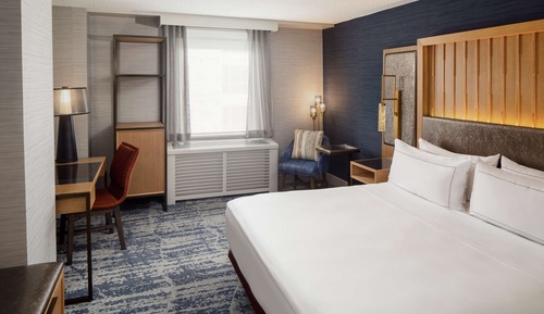 Chambre, 1 très grand lit, accessible aux personnes à mobilité réduite, baignoire