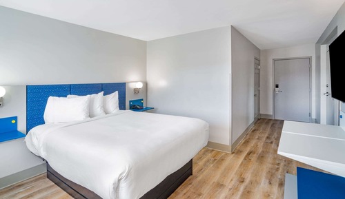 Chambre, 1 grand lit, four à micro-ondes