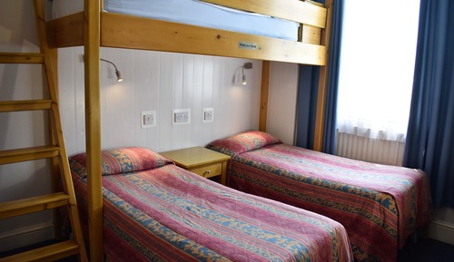 Chambre Triple, salle de bains attenante