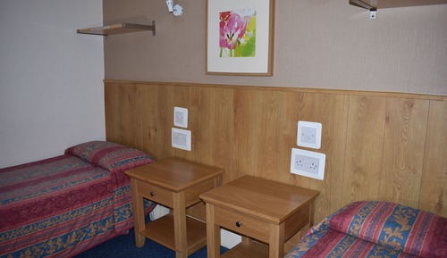 Chambre avec lits jumeaux, salle de bains commune