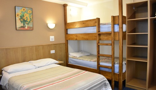 Chambre Quadruple Familiale, plusieurs lits, salle de bains attenante