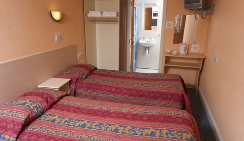 Chambre avec lits jumeaux, salle de bains attenante