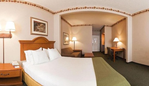 Suite, 1 très grand lit et 1 canapé-lit