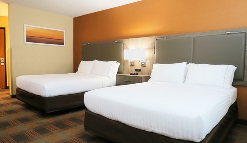 Chambre, 2 grands lits (Comms Accessible. Roll-In Shower)